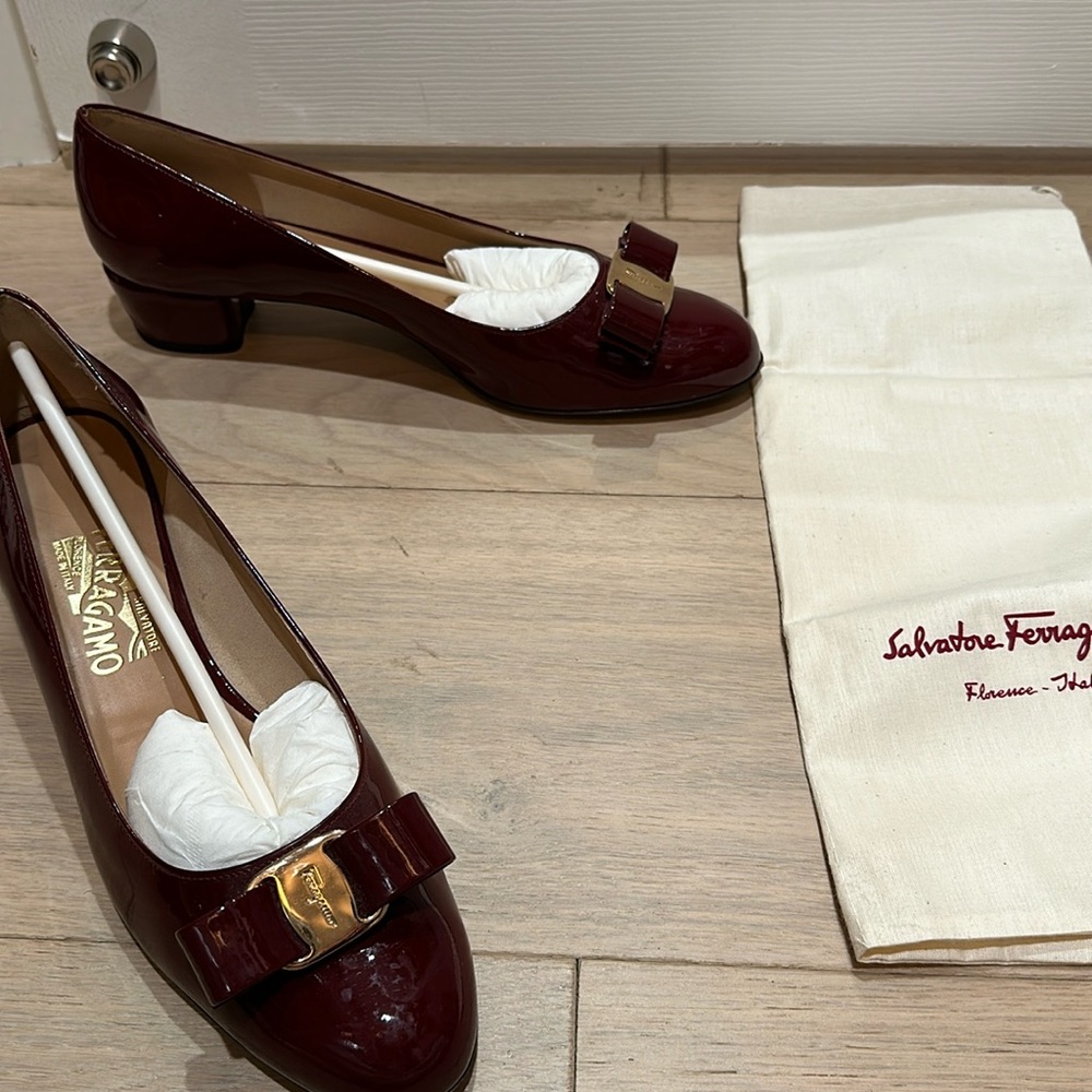 Ferragamo Vara pump in burgundy size 11